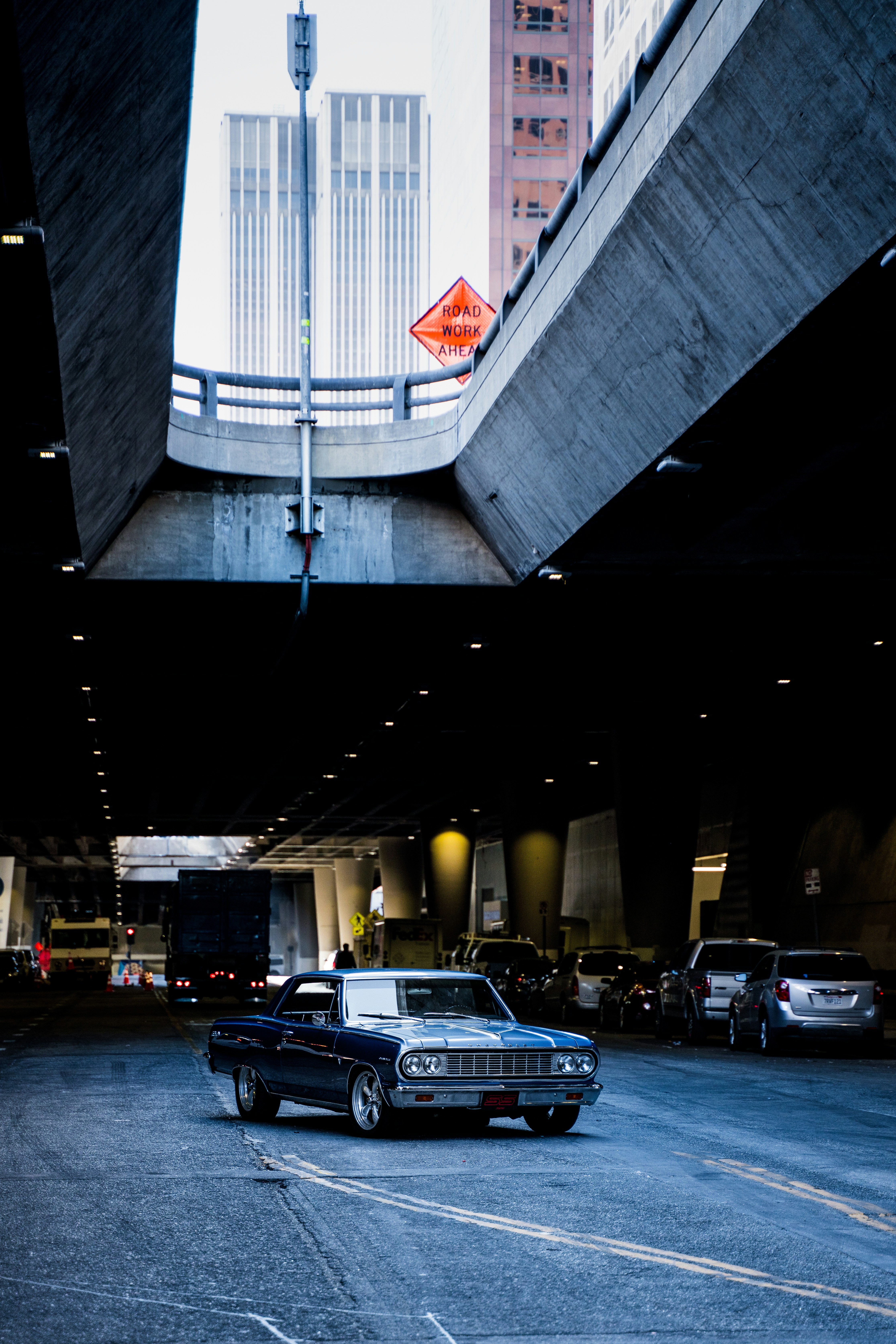 Coches aparcados delante del edificio durante la noche