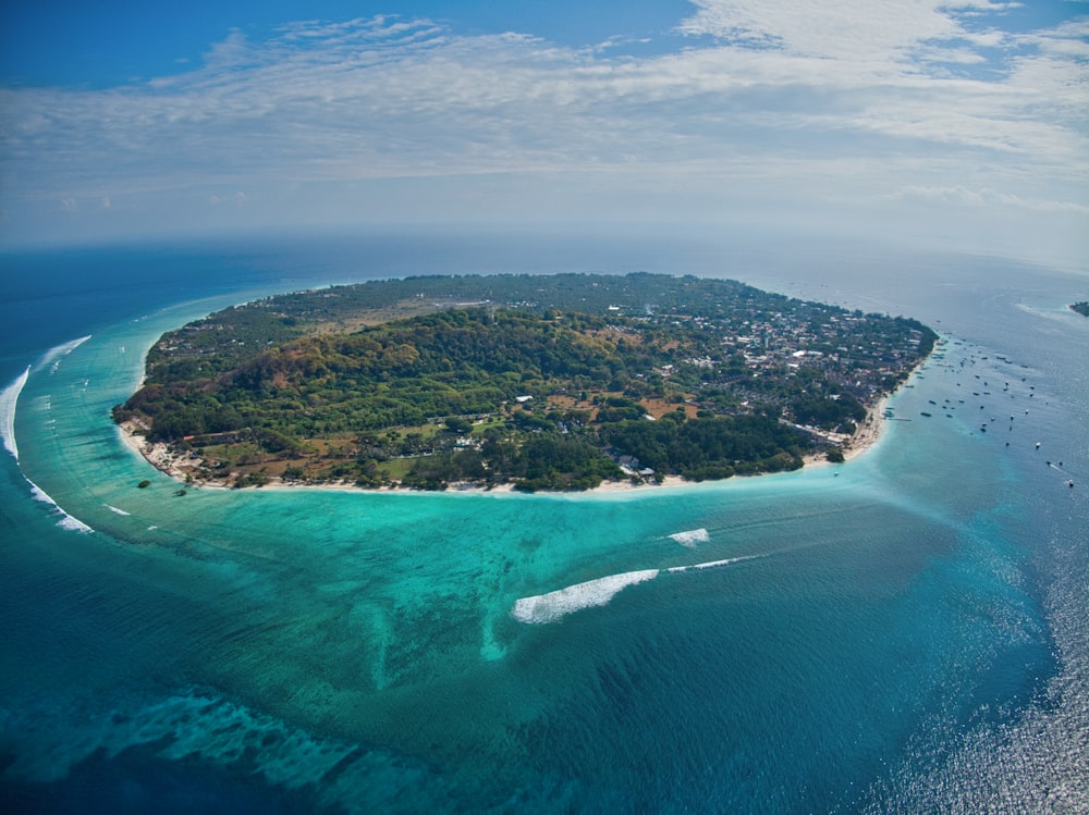 isola verde e marrone sotto il cielo blu durante il giorno