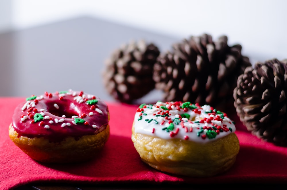 Cupcake marrone e bianco con glassa bianca sopra