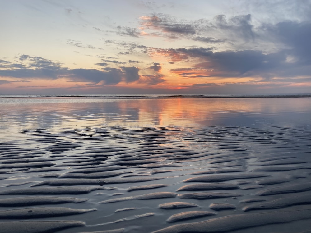 Ruhiges Meer unter blauem Himmel bei Sonnenuntergang