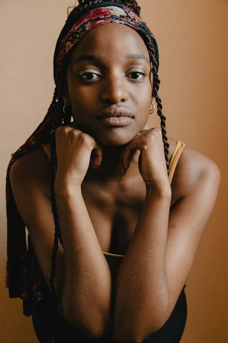 Portrait d'une jeune femme confiante, photo d'illustration