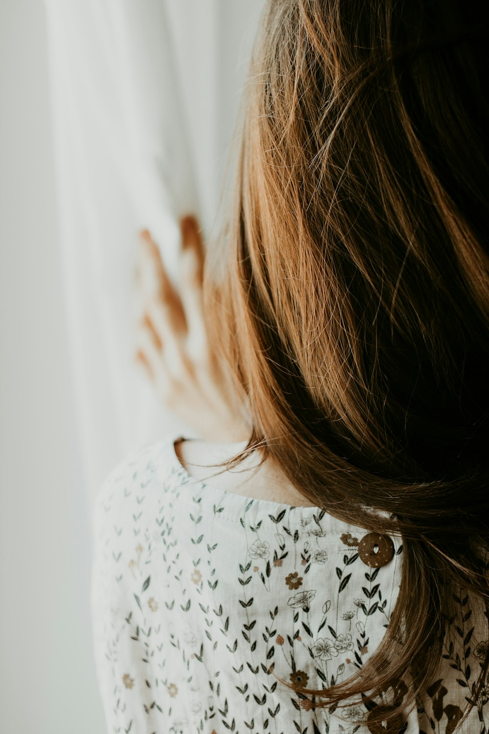 Mujer con camisa de flores blanca y negra