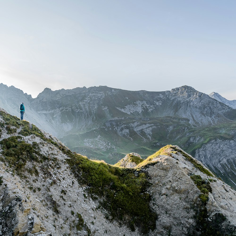 grüner und brauner Berg tagsüber unter weißem Himmel