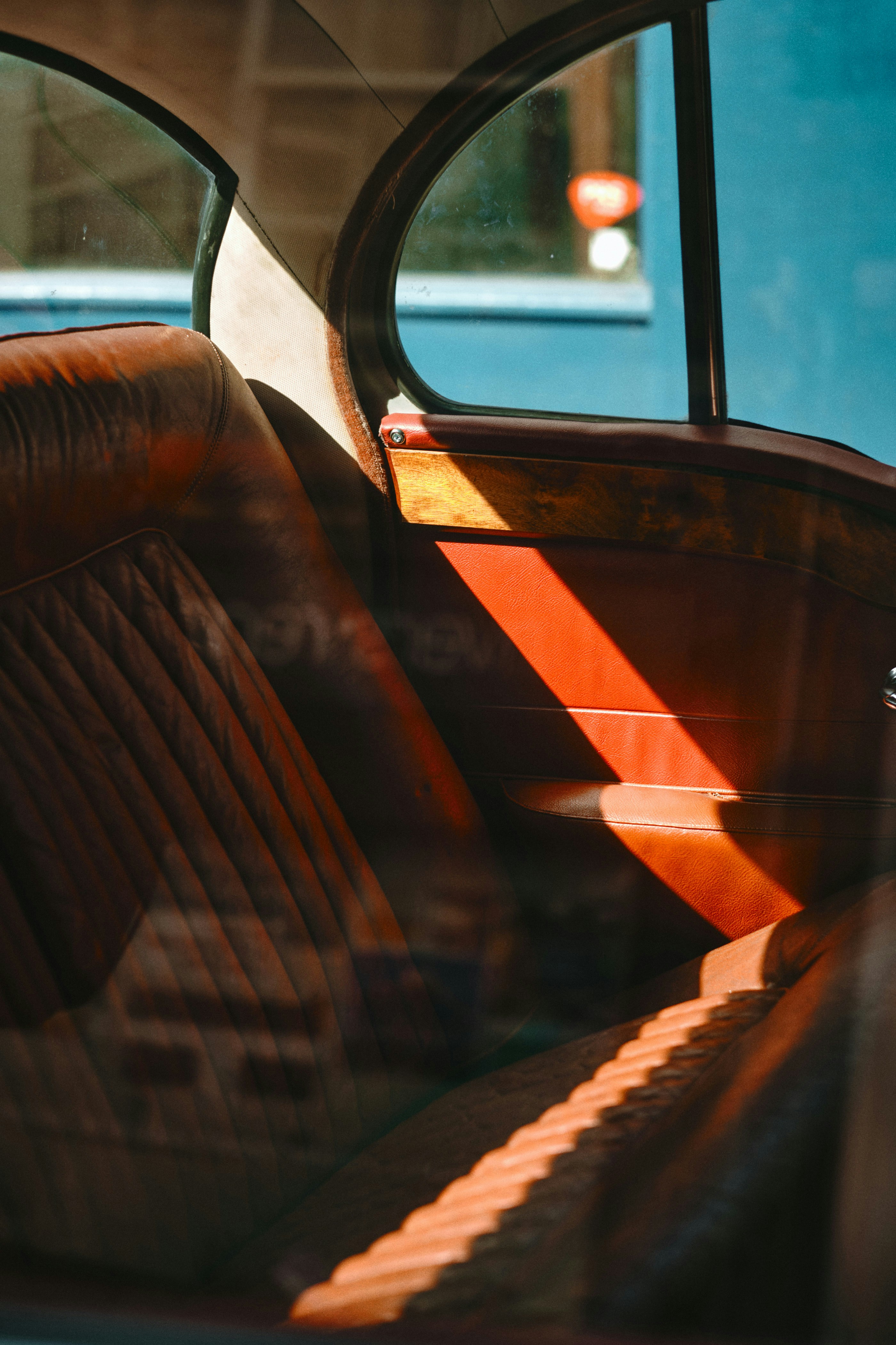 Brown and black leather vehicle seat photo – Free Texture Image on Unsplash