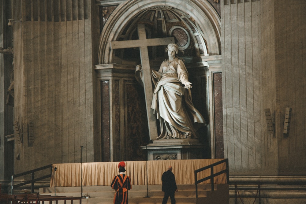 Mujer en estatua de vestido blanco