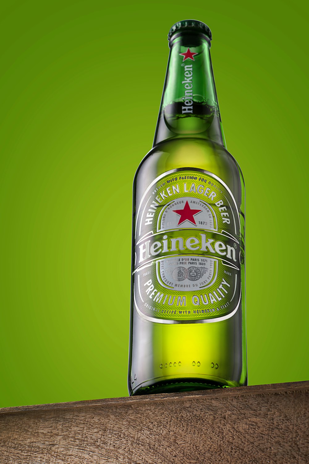 Heineken Bierflasche auf grüner Fläche