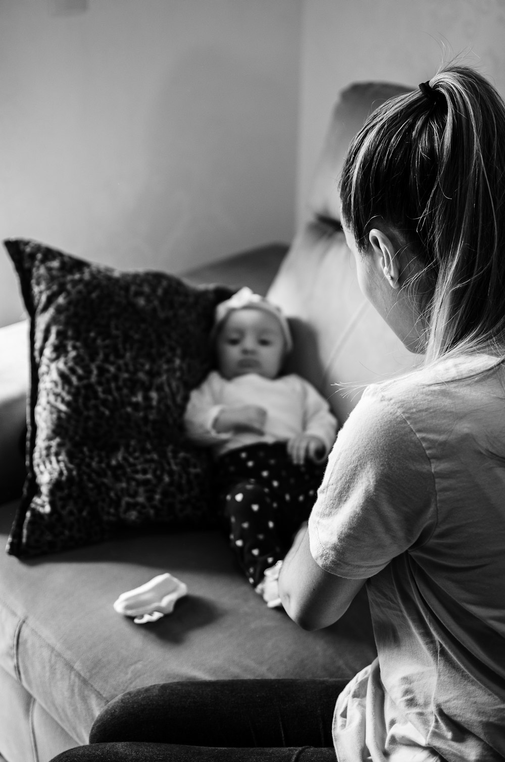 Mujer en camisa de manga larga que lleva al bebé en fotografía en escala de grises