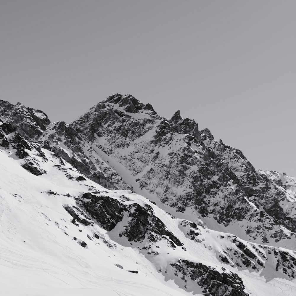 montagne enneigée pendant la journée