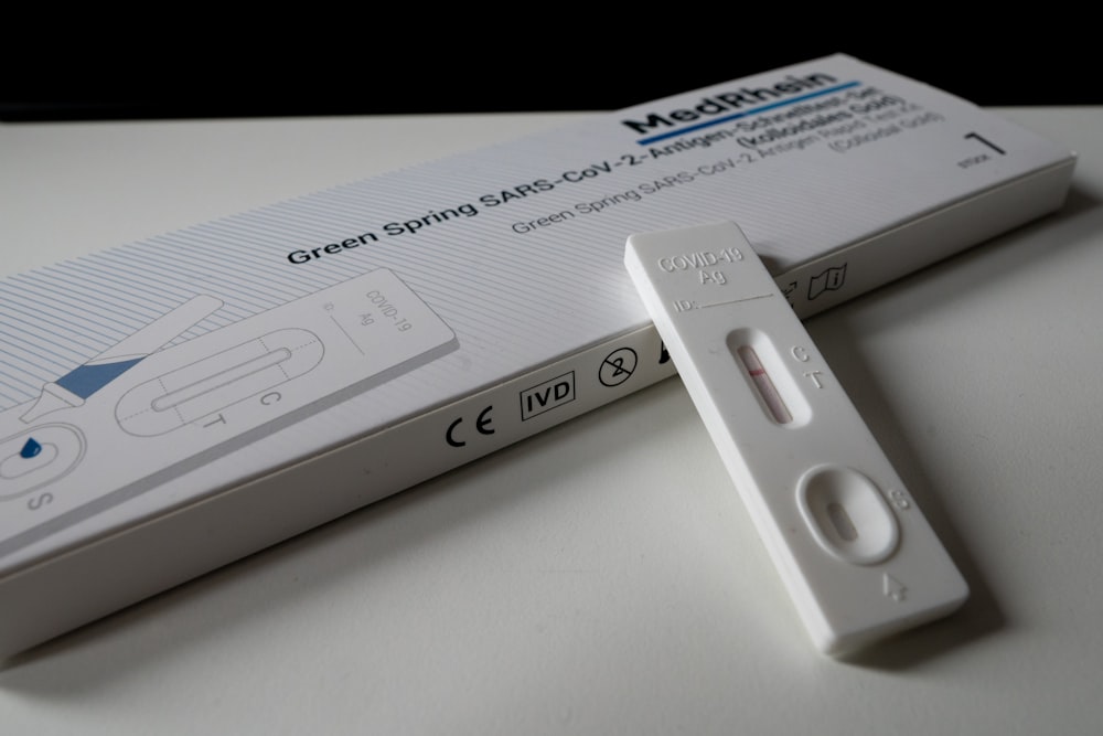 Kit de prueba de embarazo blanco que muestra un resultado negativo