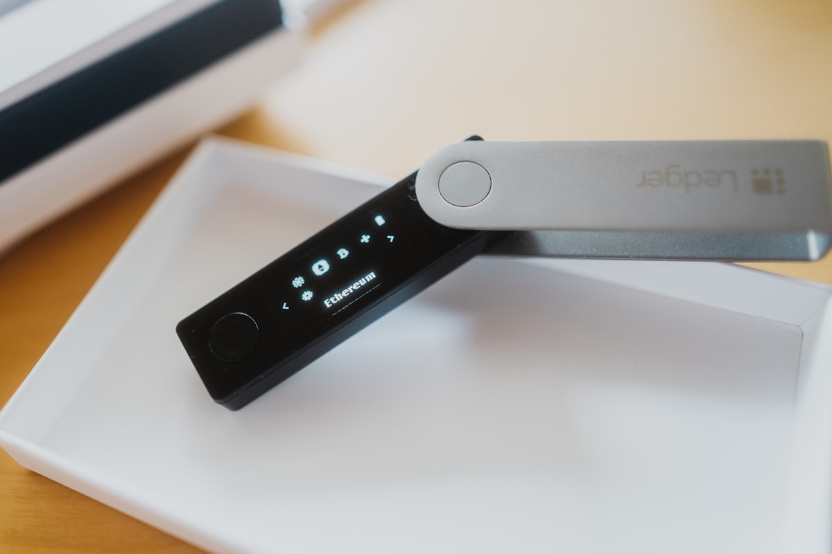 Hardware wallet mostrando saldos de Bitcoin y Ethereum sobre escritorio, ilustrando la decisión entre custodia propia y exchange en México