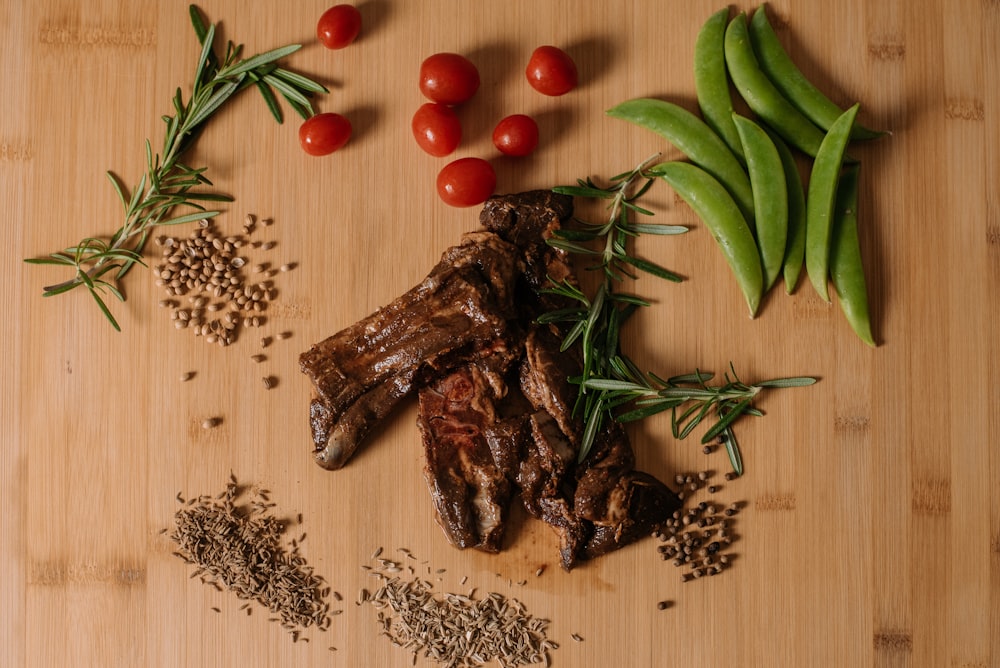 chile verde y tomates cherry rojos