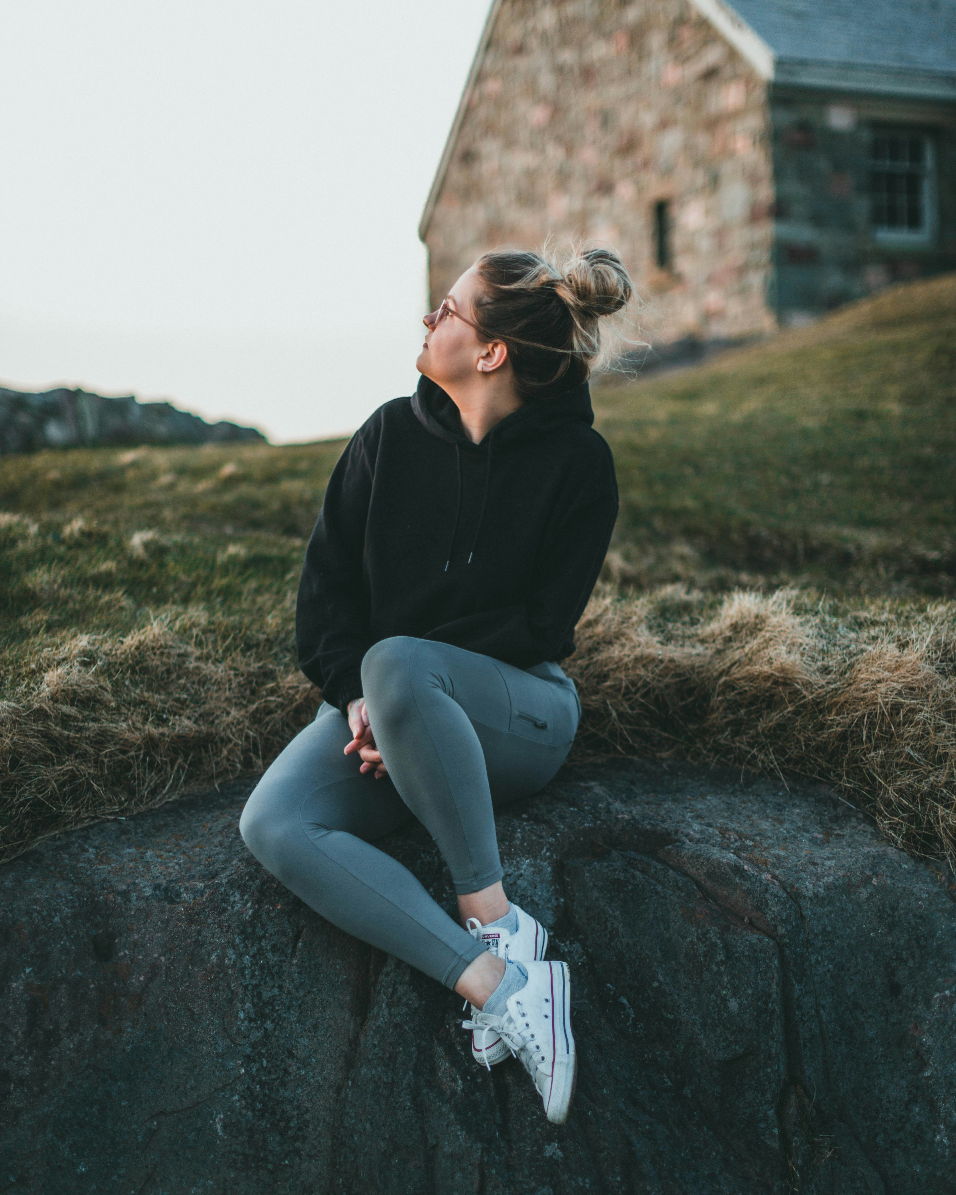 minimalist athleisure wallpaper, wallpaper, Athleisure Styling: Effortless Looks for Errands 3