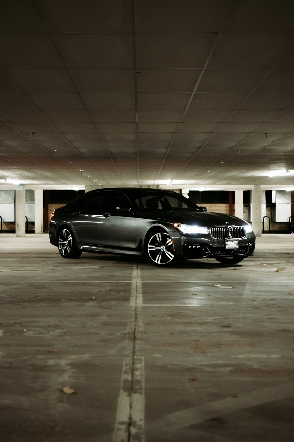 BMW M 3 Coupé nera parcheggiata in garage