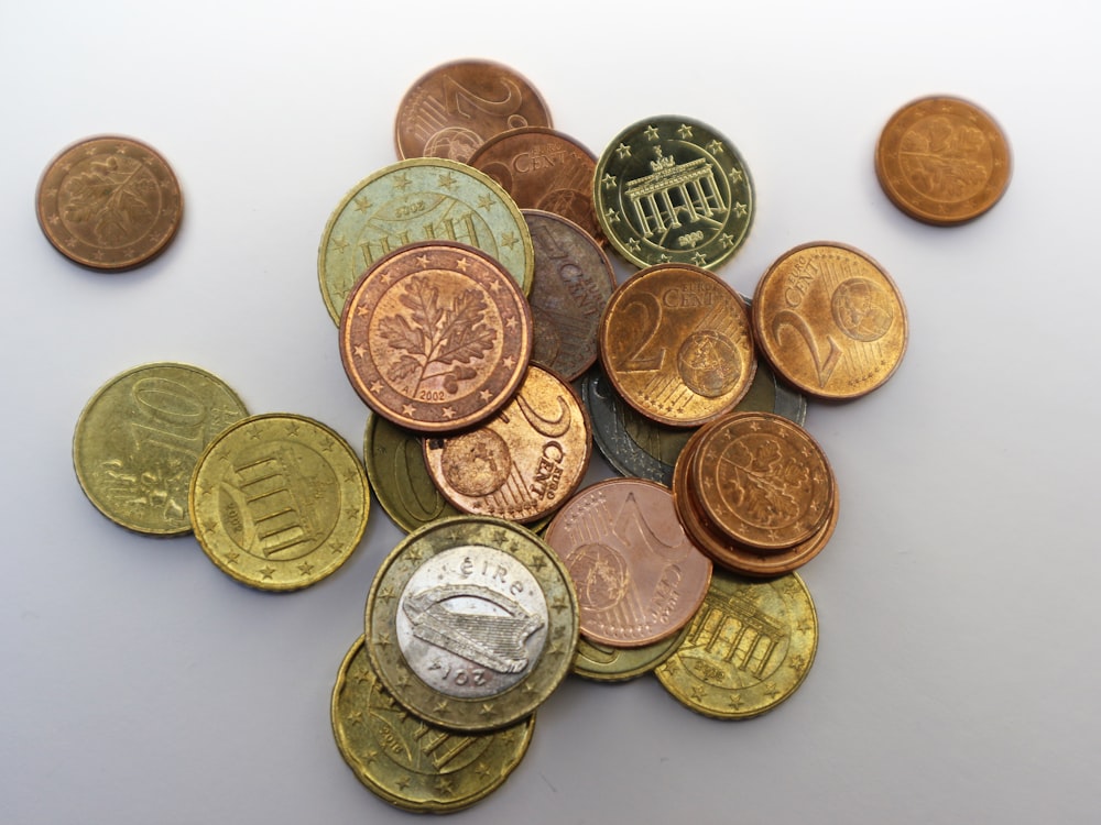 Monedas redondas de plata y oro
