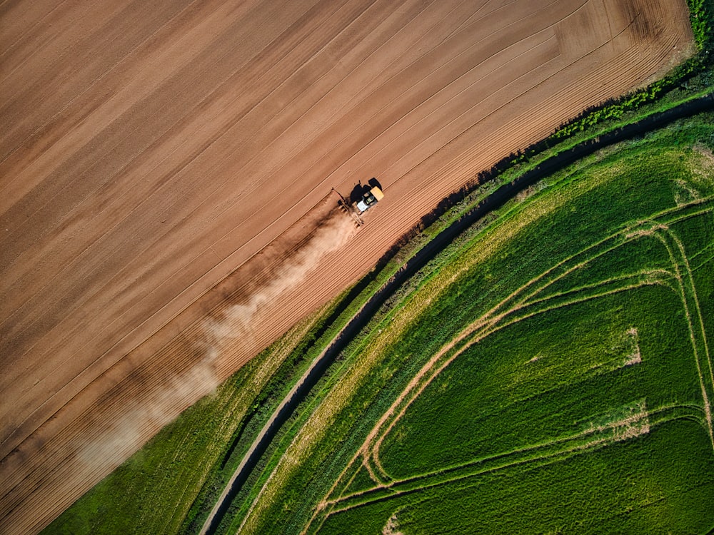 Vista aérea de un campo de hierba verde durante el día