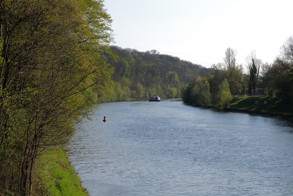 Menschen, die tagsüber auf dem Fluss Boot fahren