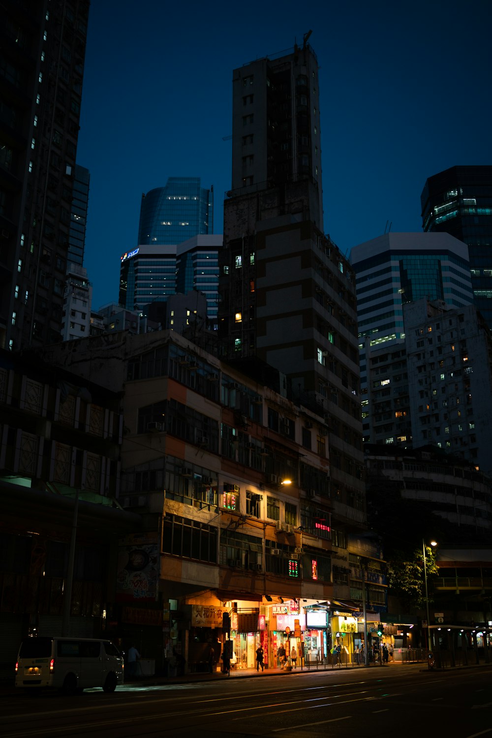 edificios de la ciudad durante la noche