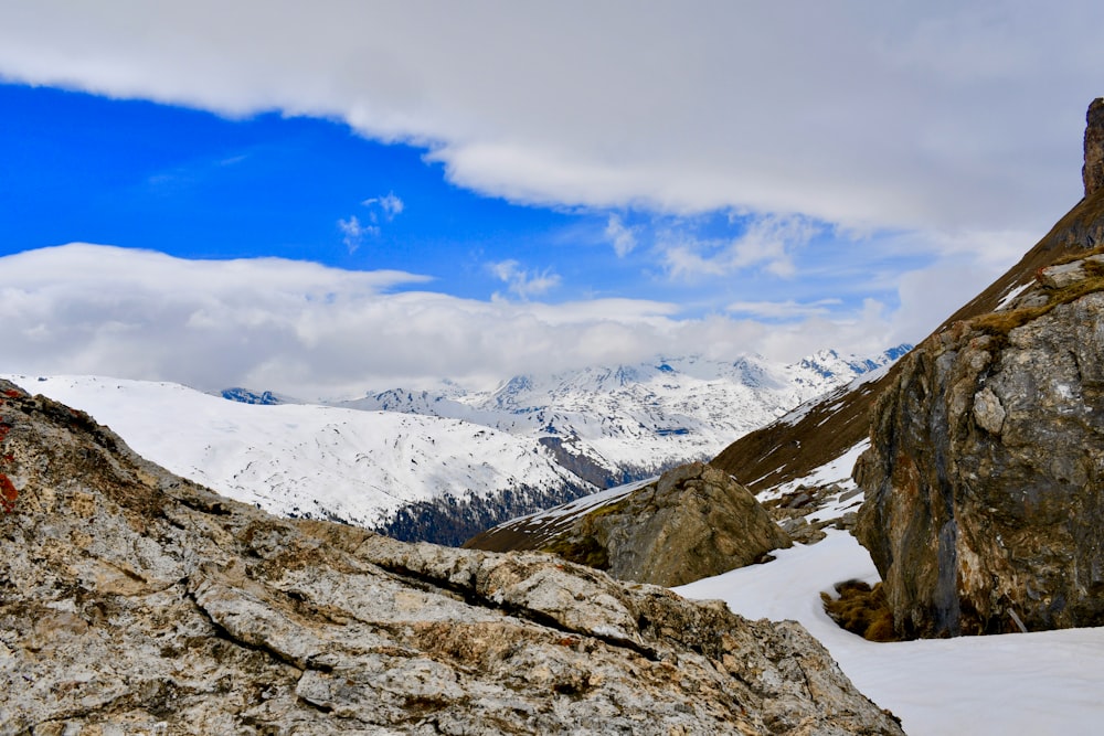 montanha coberta de neve sob o céu azul durante o dia