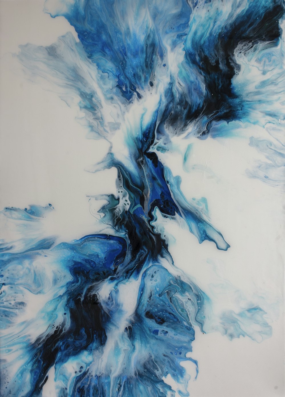 Peinture abstraite bleue et blanche