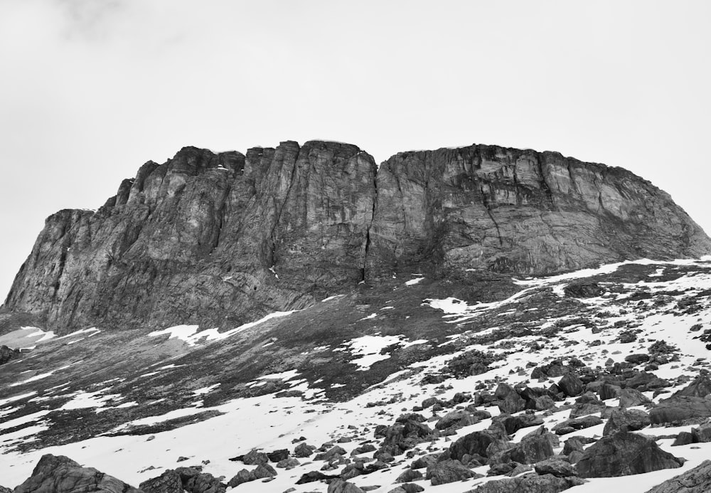 foto em tons de cinza da montanha rochosa