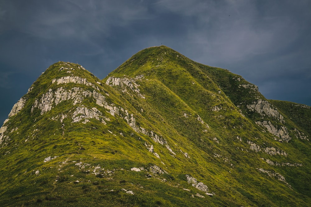 Grüner Berg tagsüber unter blauem Himmel