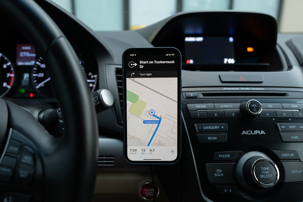 Smartphone Android noir sur la console centrale de la voiture