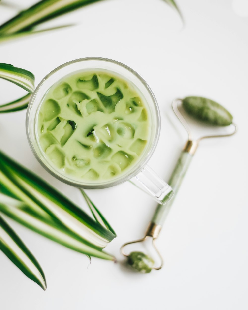 Bol en céramique verte et blanche avec liquide vert