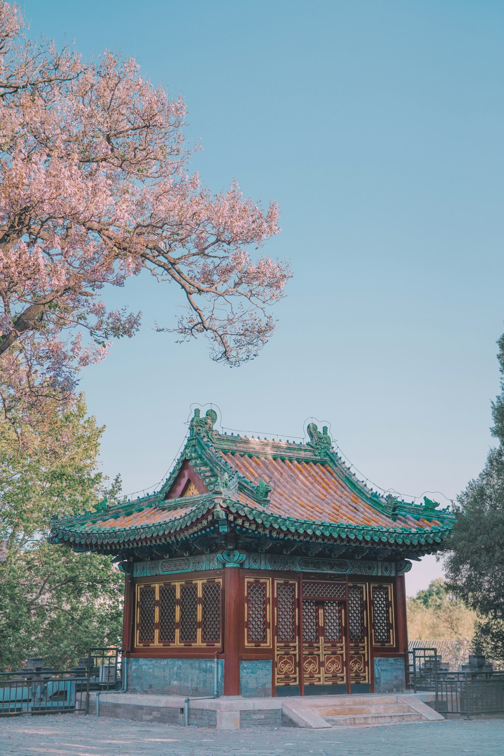 茶色と赤の木造寺院