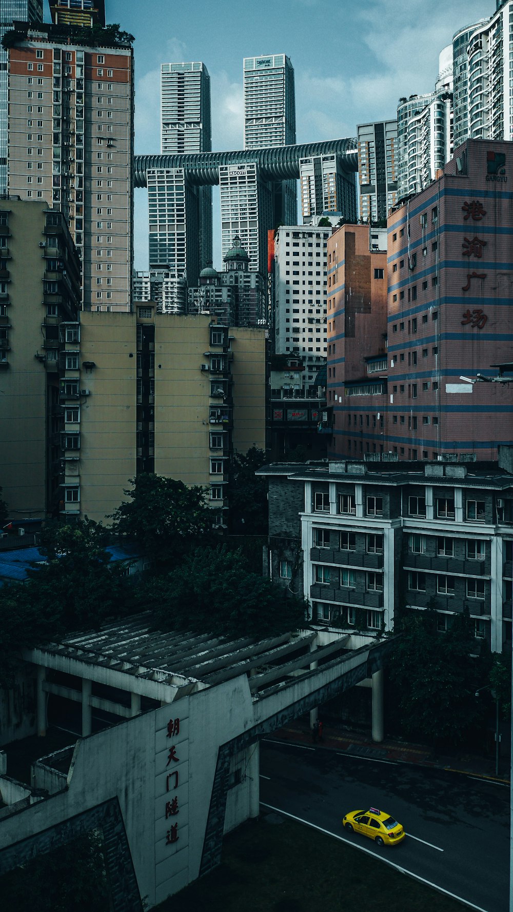 edifício de concreto branco e marrom