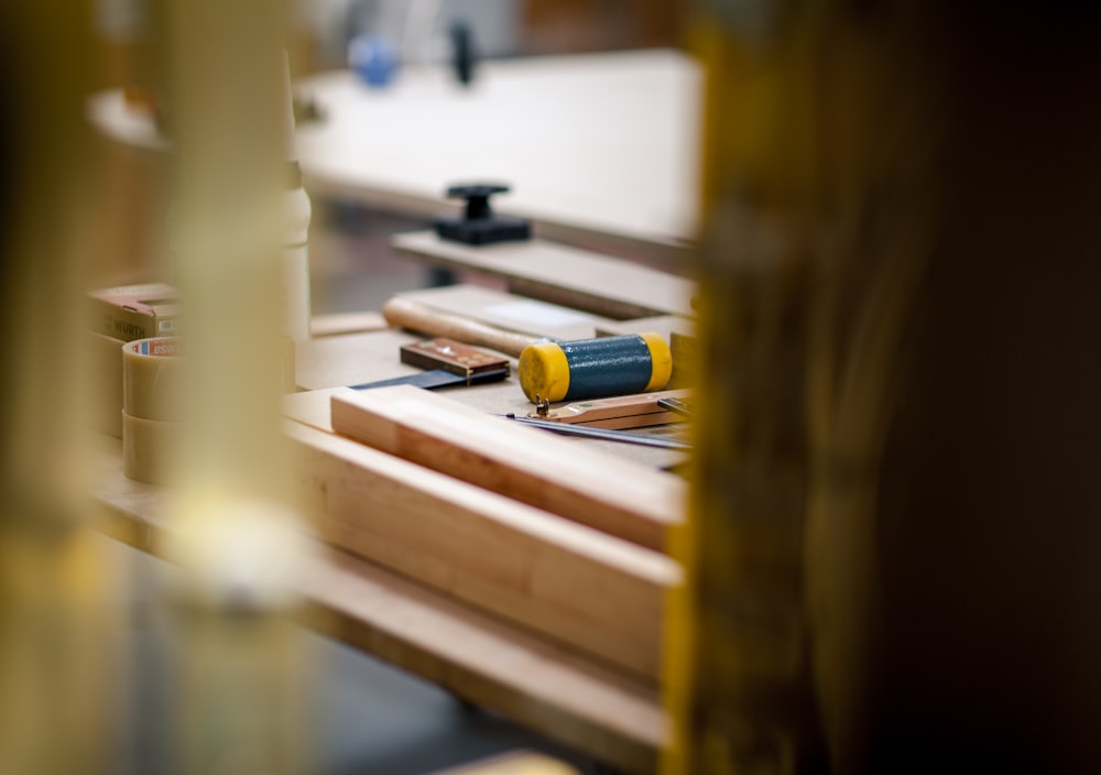 gelber und schwarzer Filzstift auf braunem Holztisch