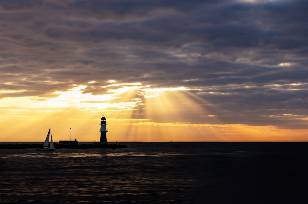 Silueta del faro durante la puesta del sol