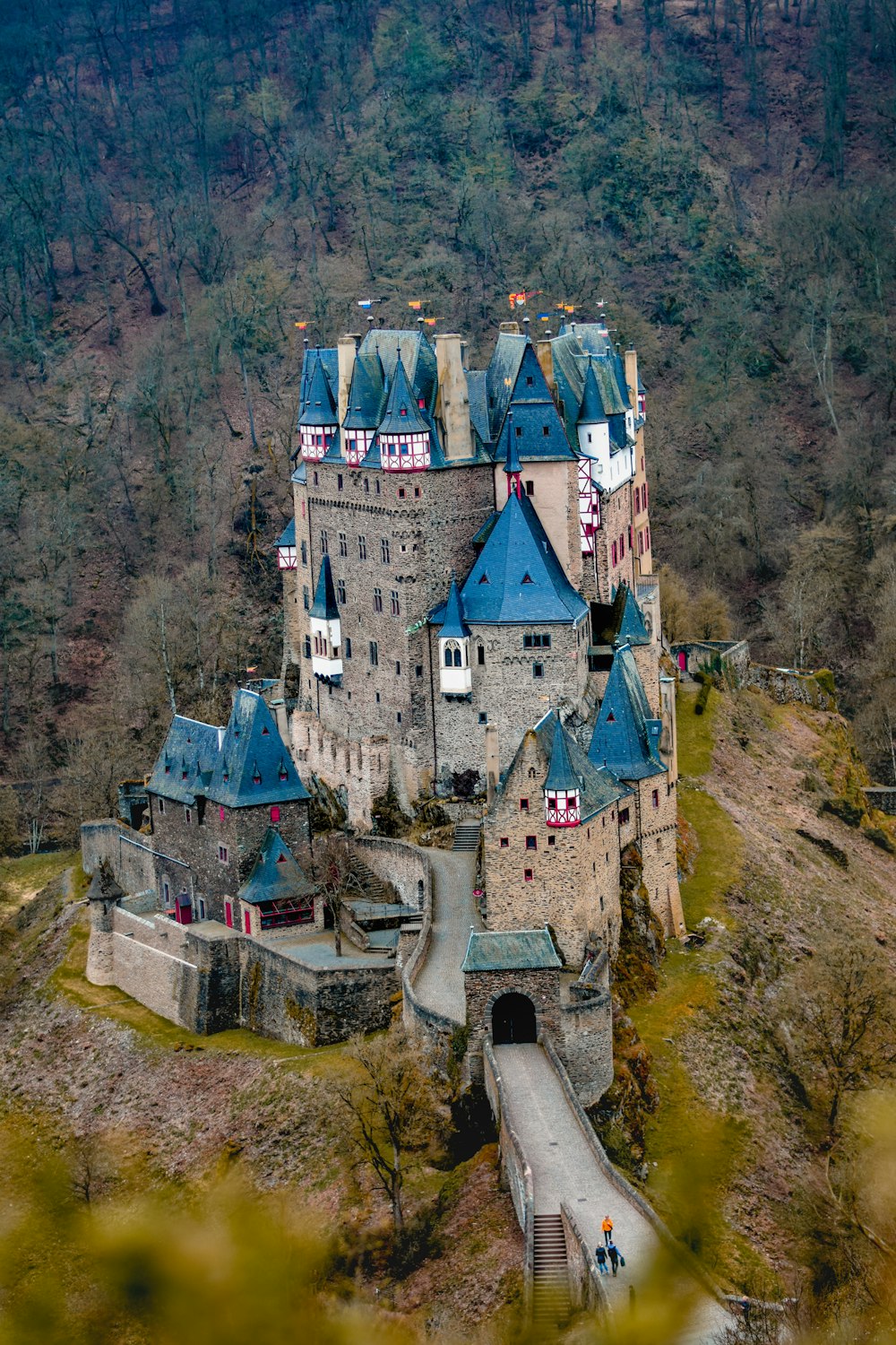 Château blanc et bleu au sommet de la montagne