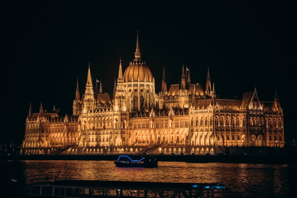 bâtiment en béton brun pendant la nuit