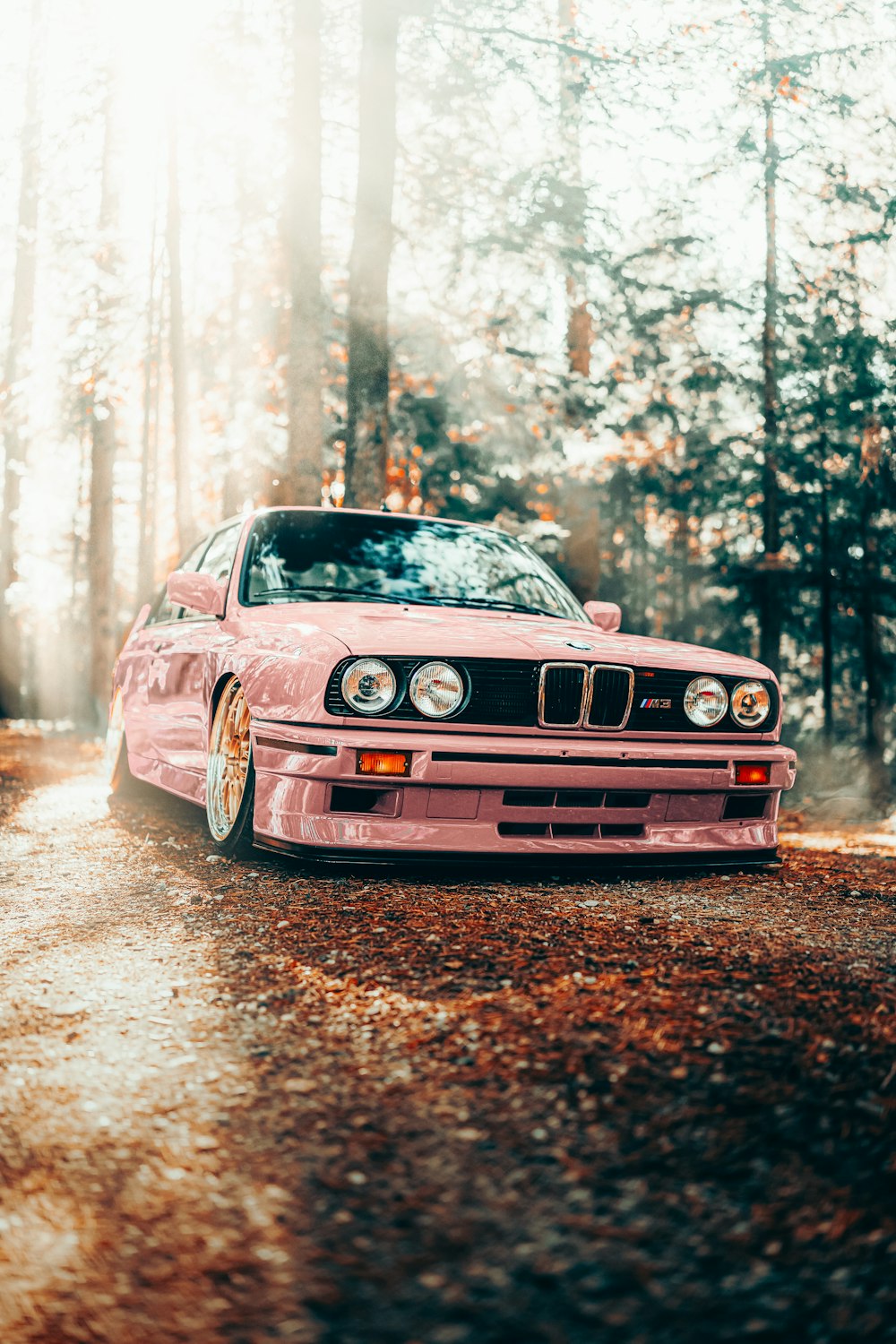 BMW M 3 rossa su strada durante il giorno