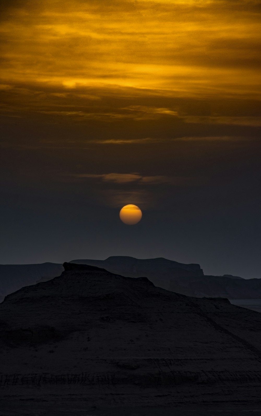 silhouette di montagne durante il tramonto