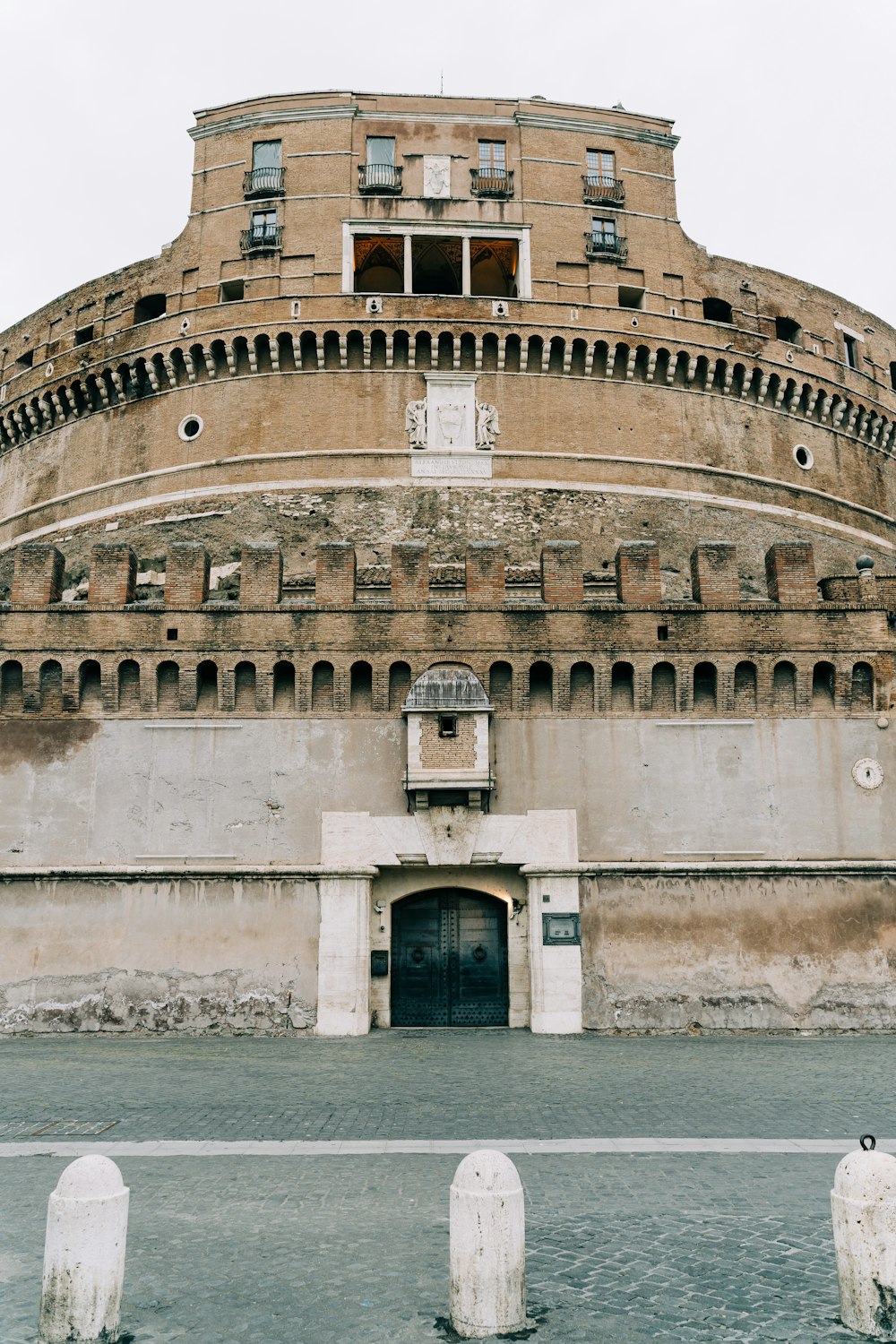 edificio in cemento marrone durante il giorno