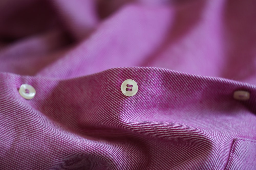 Textile violet avec bouton blanc