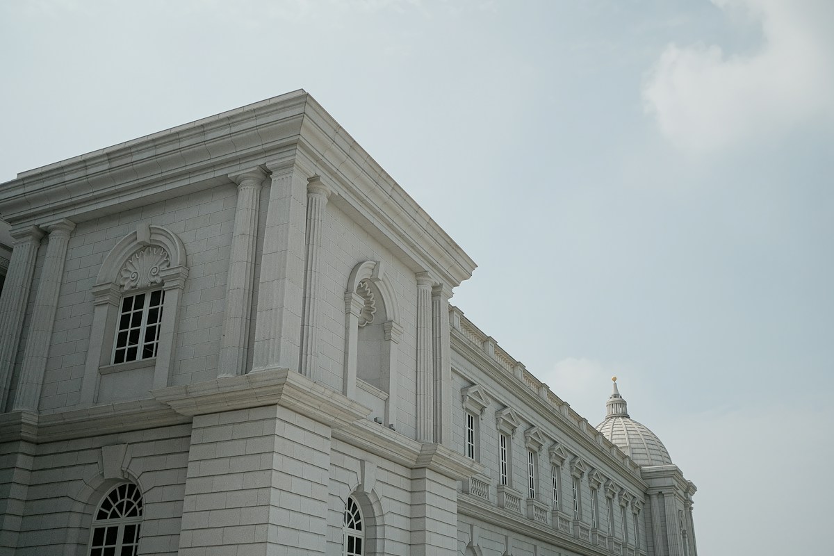 台南仁德奇美博物館的白色歐式建築外牆與圓頂