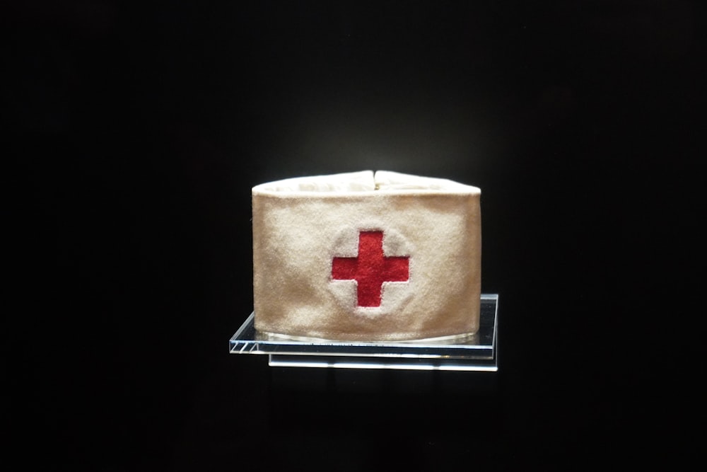 Druckbox mit braunem und rotem Kreuz
