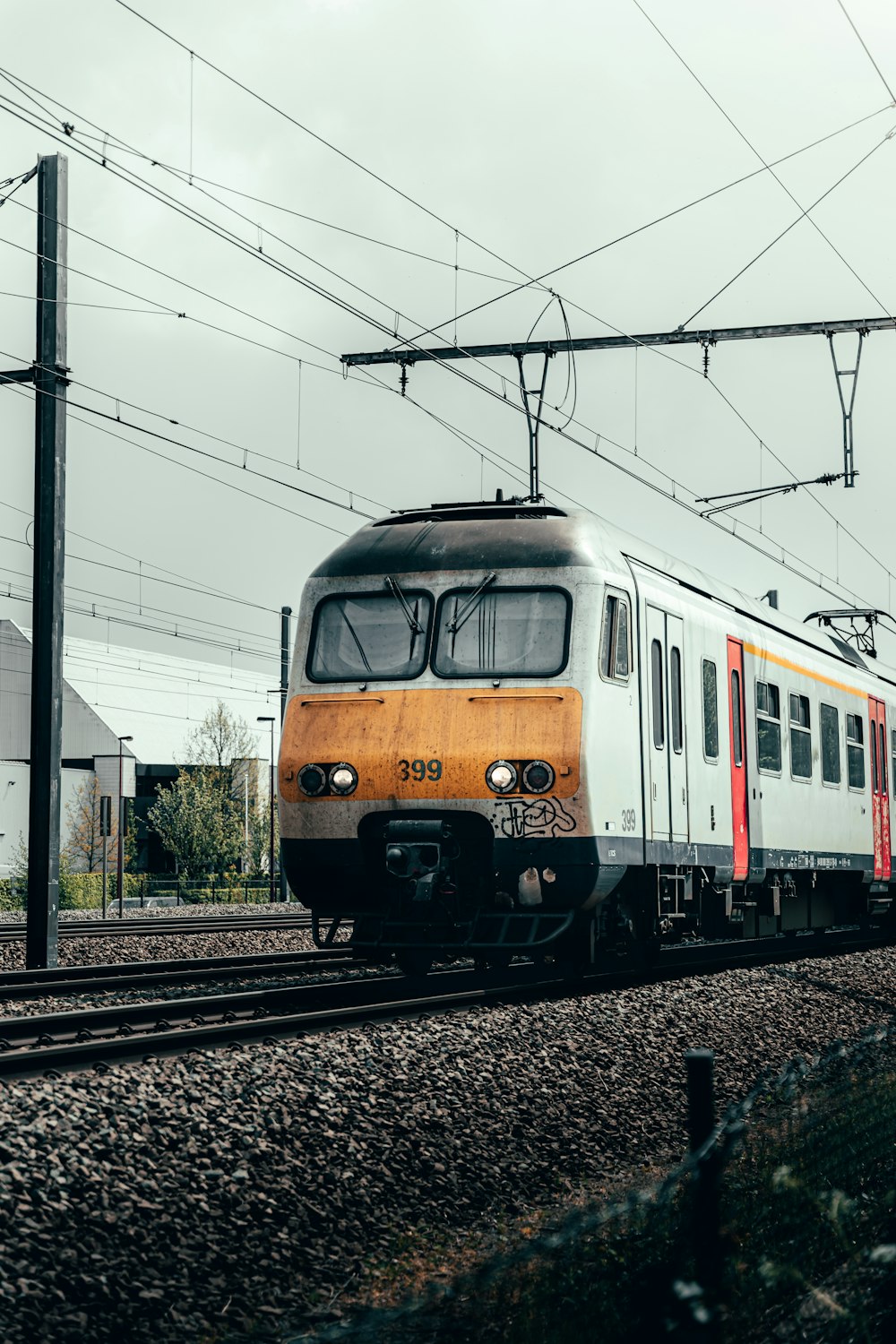 Treno blu e arancione sui binari ferroviari