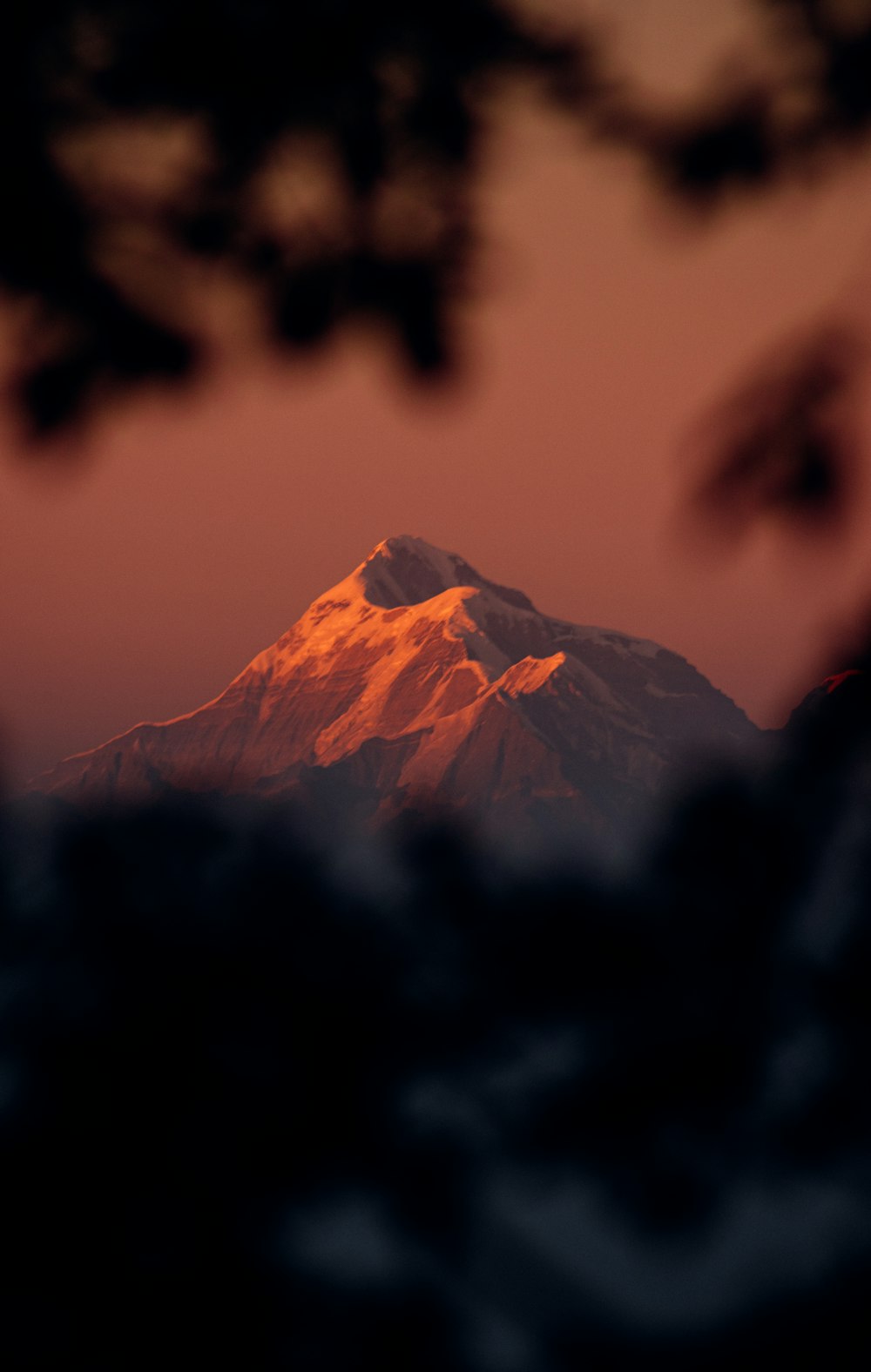 silhouette di montagna durante il tramonto