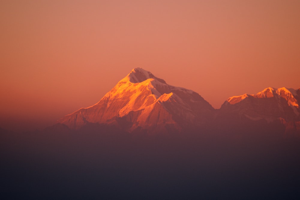 silhouette di montagna durante il tramonto