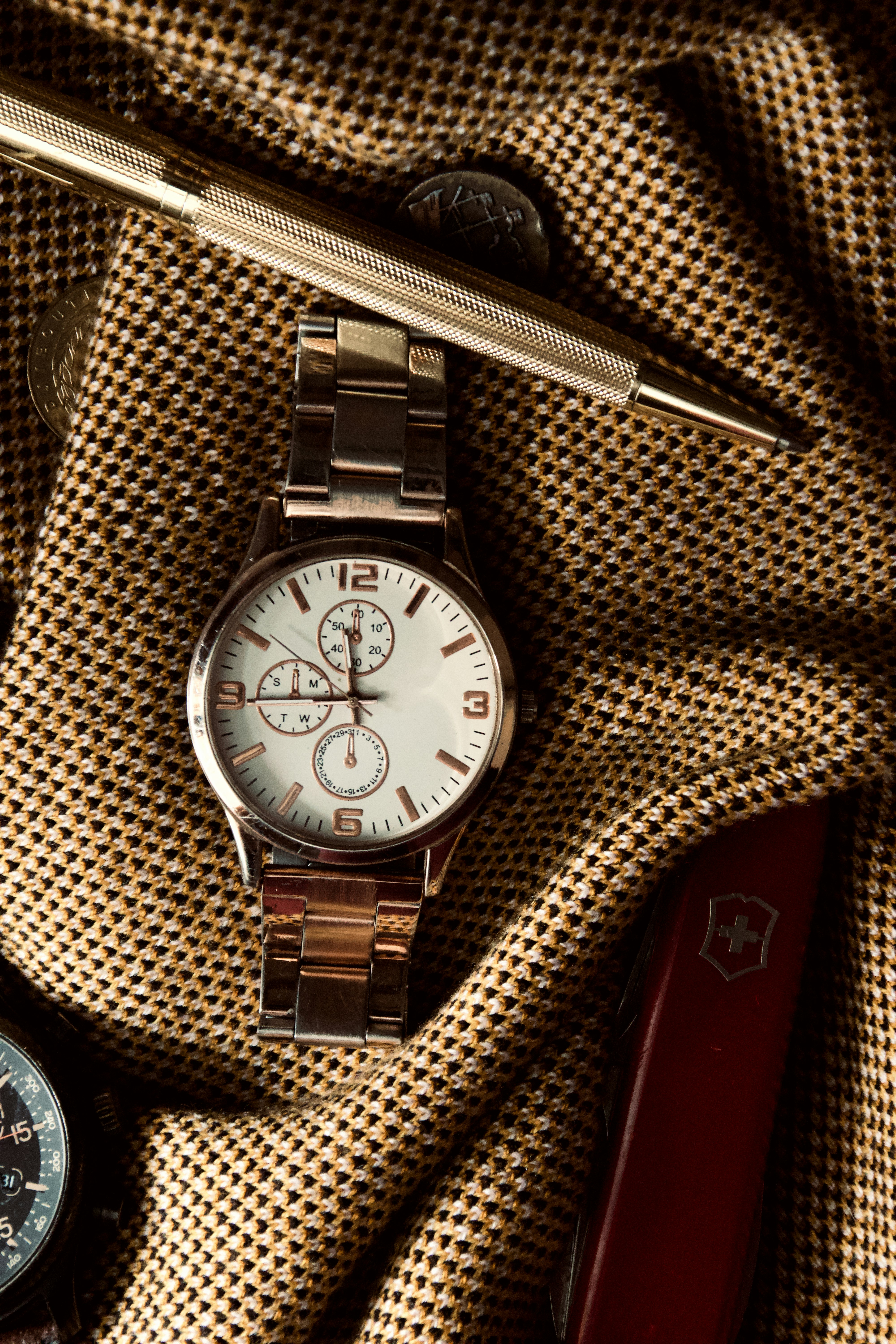 Silver and white chronograph watch at 10 10 photo Free Tamron Image on Unsplash