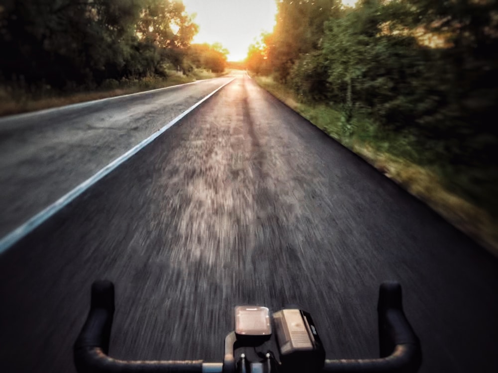 Una foto borrosa de una bicicleta pedaleando por una carretera