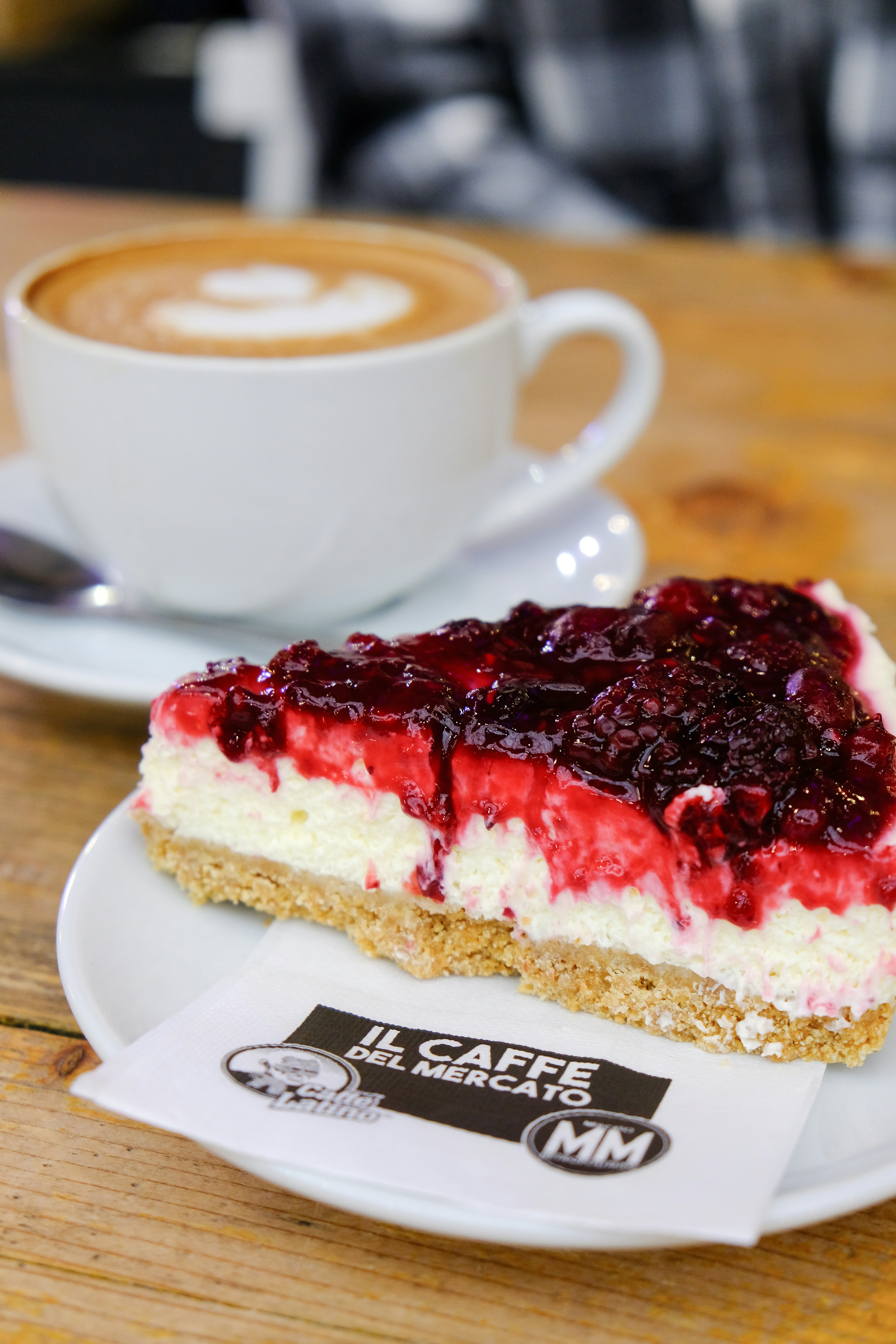 Tarta de fresa en plato de cerámica blanca