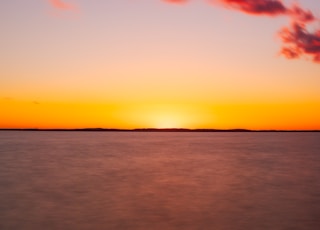 foto do céu com nuvens no por do sol