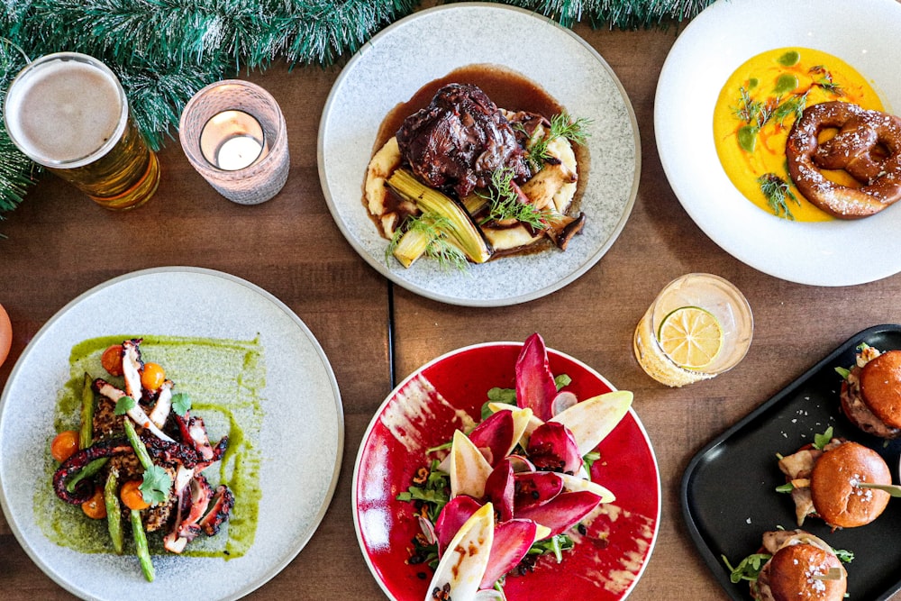 una mesa cubierta con platos de comida y bebidas