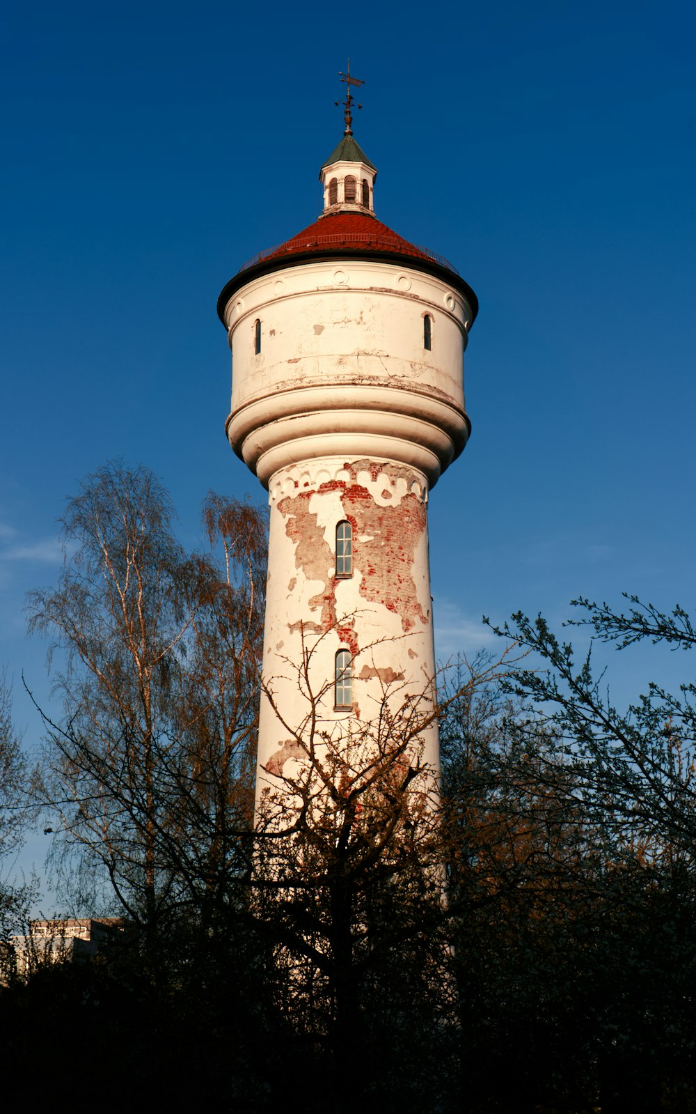 Torre de hormigón marrón y blanco