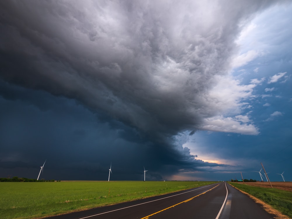 Graue Asphaltstraße unter grauen Wolken