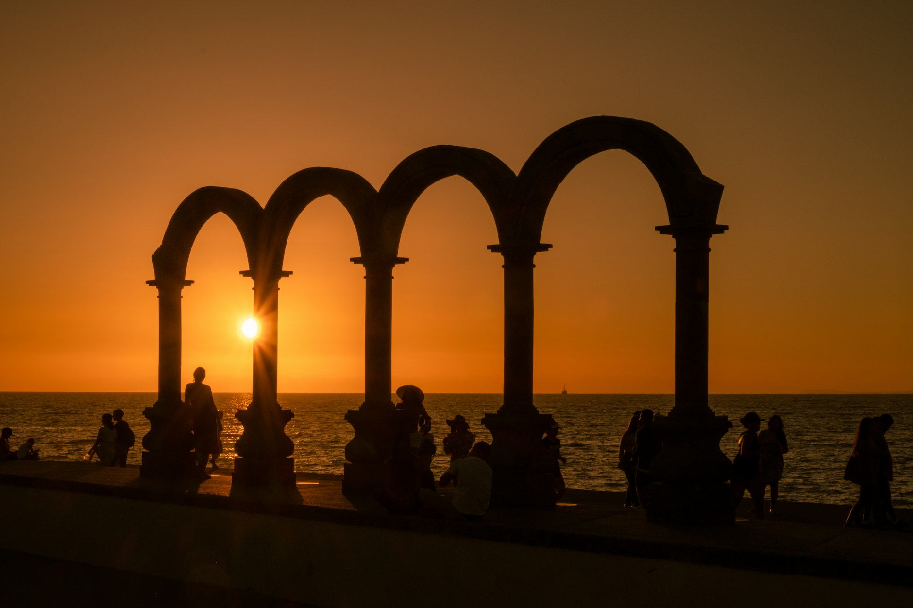 Los Arcos del Malecón en contre-jour au coucher du soleil sur la baie de Banderas, Malecón de Puerto Vallarta